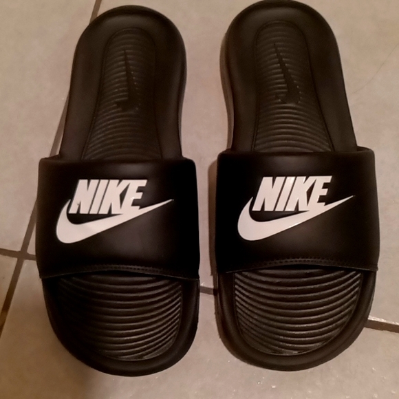 Nike sandles - Picture 1 of 3